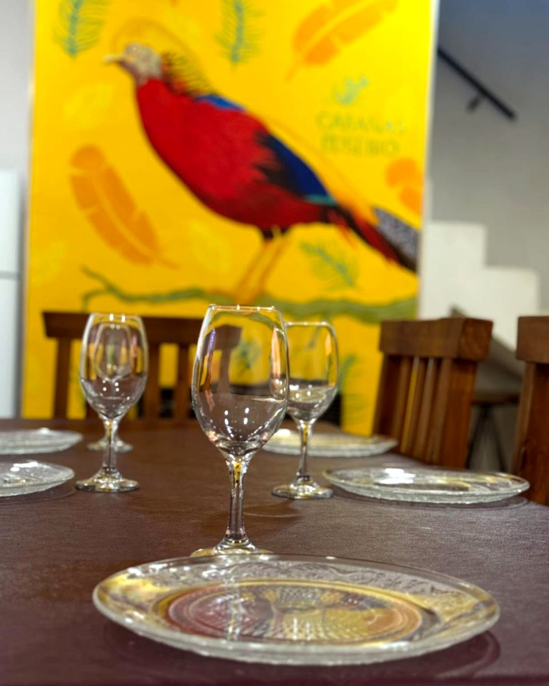 El mural del comedor y la mesa puesta